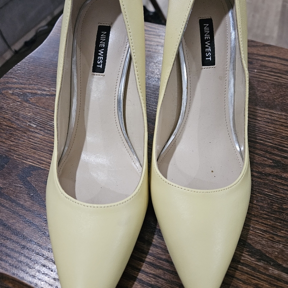 So cute for Easter Nine west leather pumps. Thick heal. Super cute! Bin10 - Picture 3 of 7